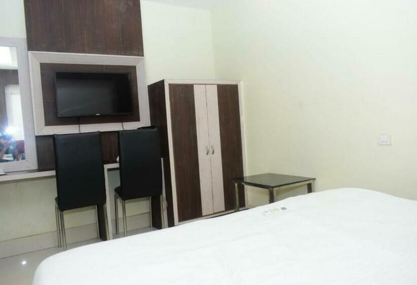 Deluxe Rum, Goroomgo Planet 9 Puri