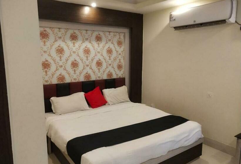 Deluxerum King Size Säng, Goroomgo Planet 9 Puri