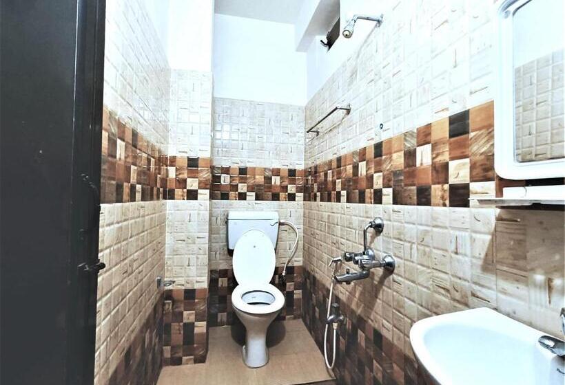 Deluxe Rum, Goroomgo Planet 9 Puri