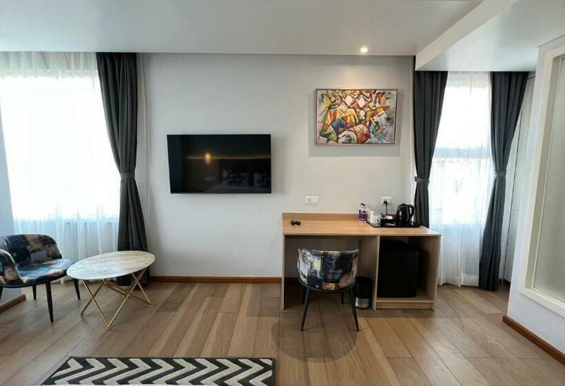 キングサイズベッドのデラックスルーム, Aurora Boutique Hotel Imphal