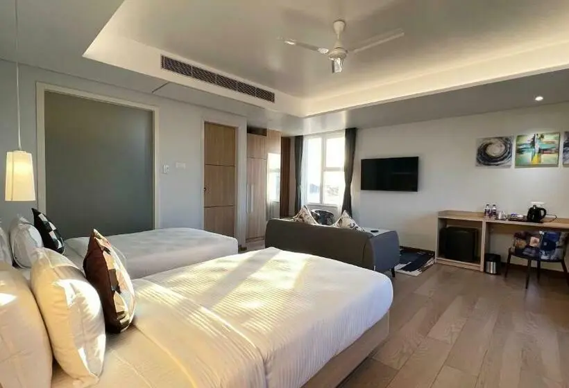 اتاق خانوادگی با چشم‌انداز کوه, Aurora Boutique Hotel Imphal