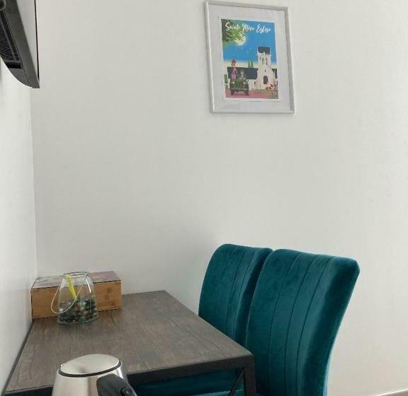 غرفة قياسية, Chambre, Salle De Bain, Toilette, Salon Privatif