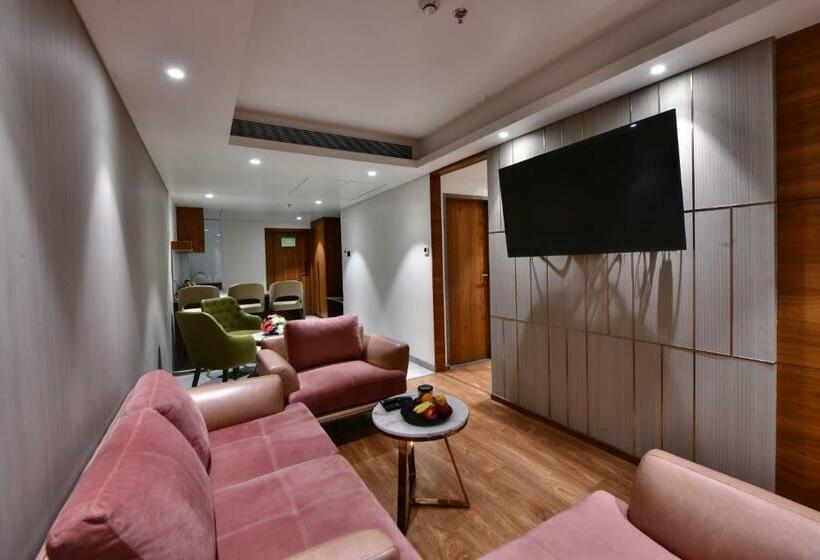 جناح جونيور, Regenta Fairlark Vadodara