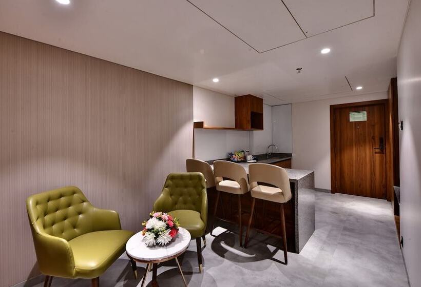 جناح ملكى, Regenta Fairlark Vadodara