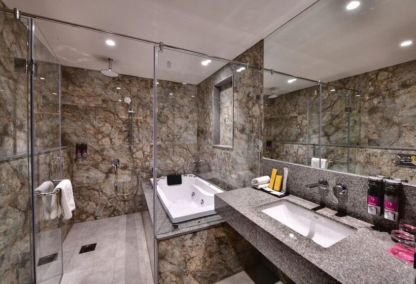 جناح ملكى, Regenta Fairlark Vadodara