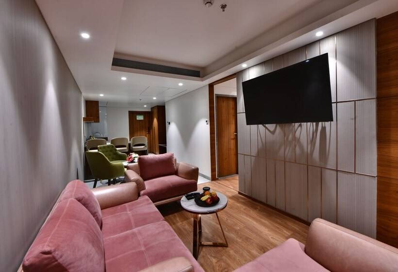 جناح ملكى, Regenta Fairlark Vadodara