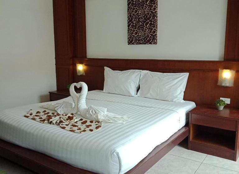 Номер Стандарт Вид на Горы, New Forest Patong