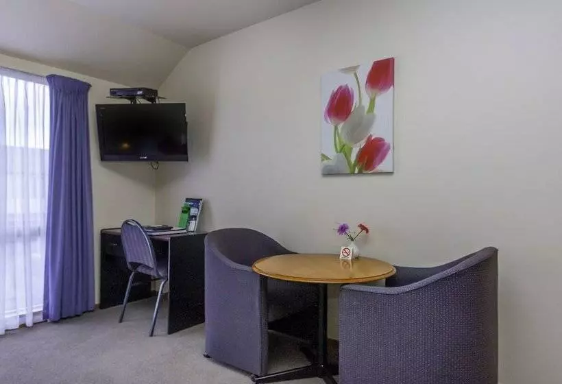 استودیوی سوپریور, Deans Bush Motel