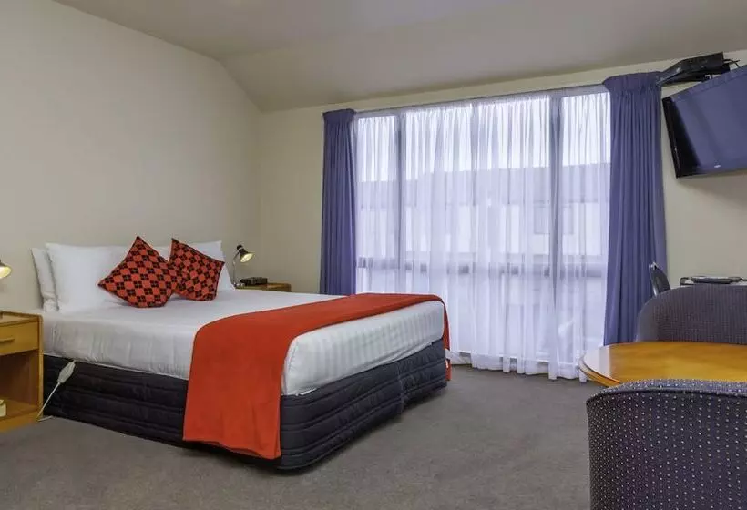 استودیوی سوپریور, Deans Bush Motel