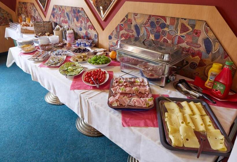اتاق سوپریور, Nikolas