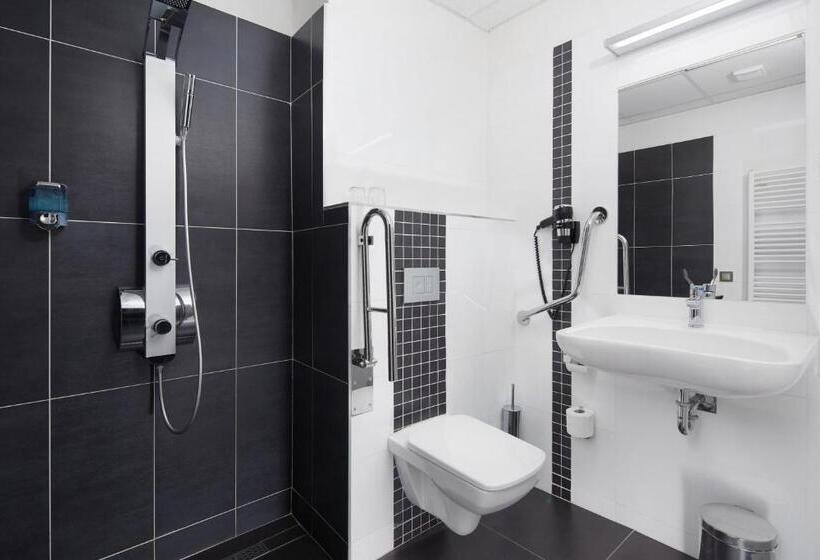 高级大房间, Nikolas