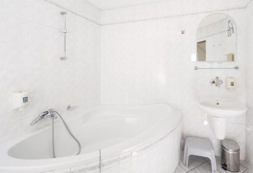 标准工作室, Nikolas