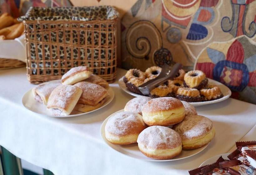 高级单人间, Nikolas