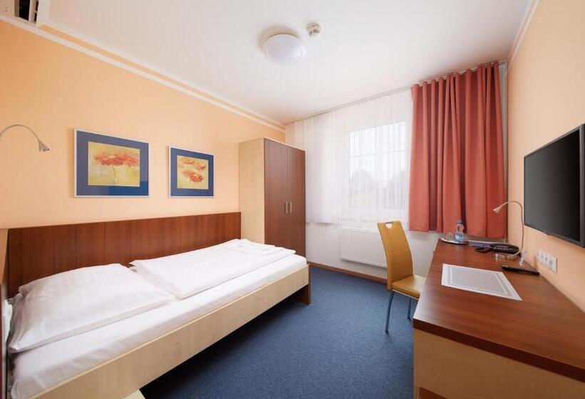 高级单人间, Nikolas