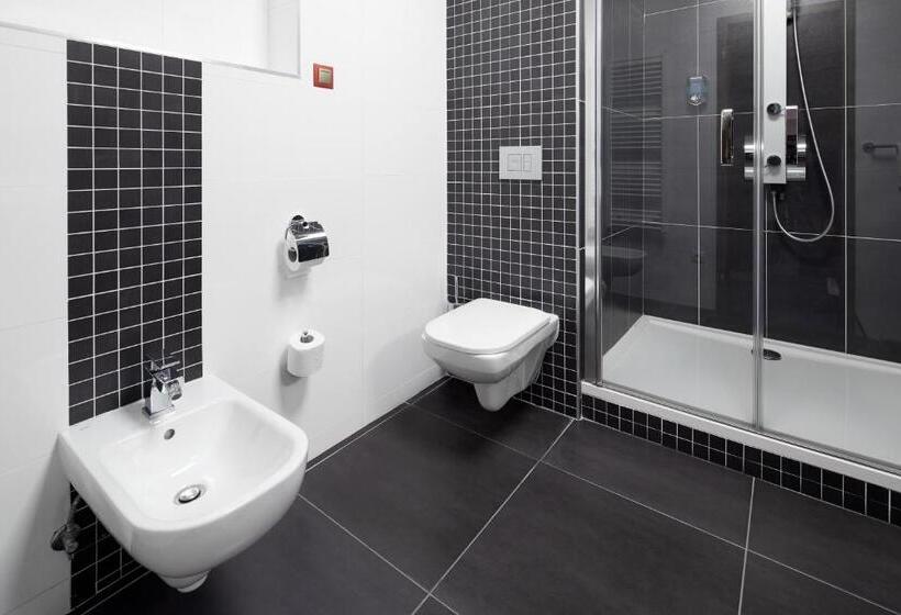 小型套房, Nikolas