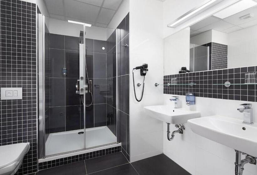 小型套房, Nikolas