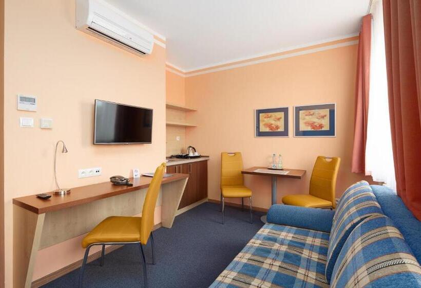 小型套房, Nikolas