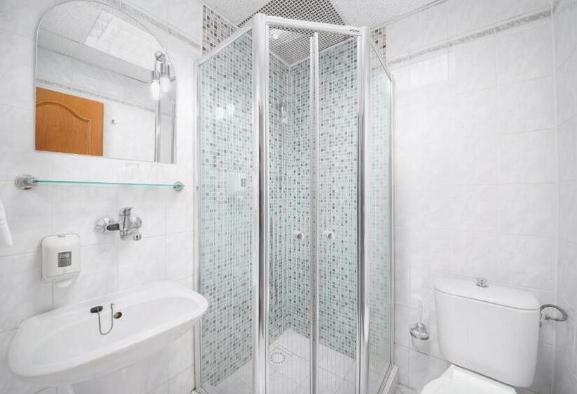 标准单人间, Nikolas