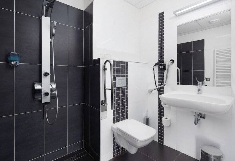 高级大房间, Nikolas