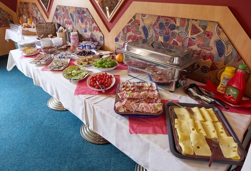 高级大房间, Nikolas