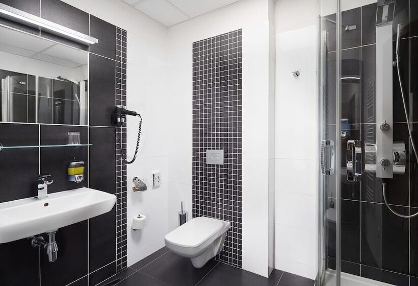 高级大房间, Nikolas