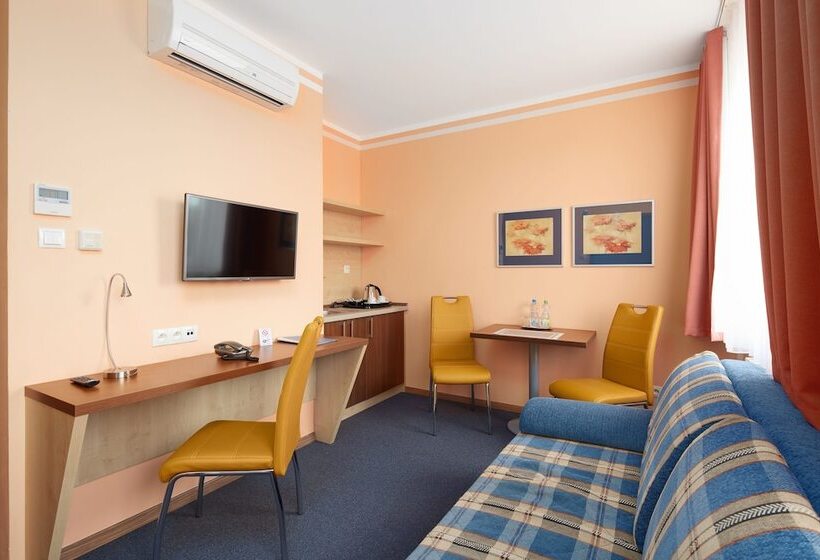 小型套房, Nikolas