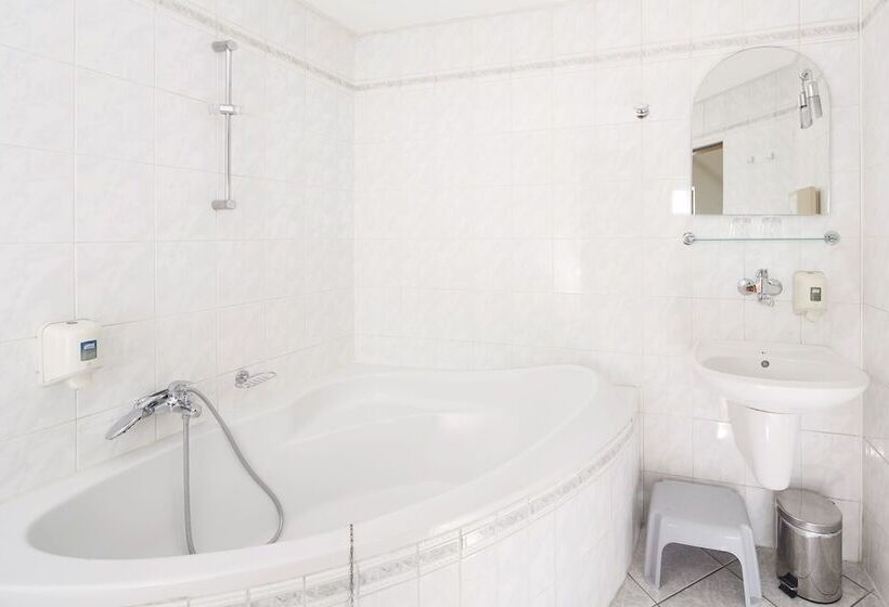 标准工作室, Nikolas