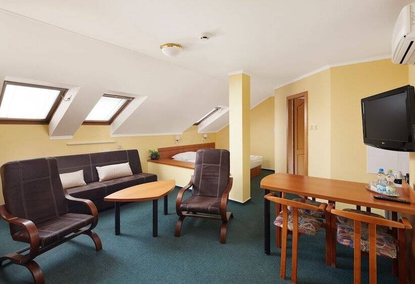 标准工作室, Nikolas