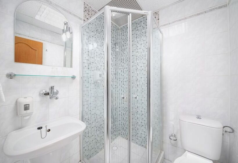 标准单人间, Nikolas