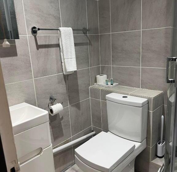 חדר סטנדרט לשלושה, Innit Bliss