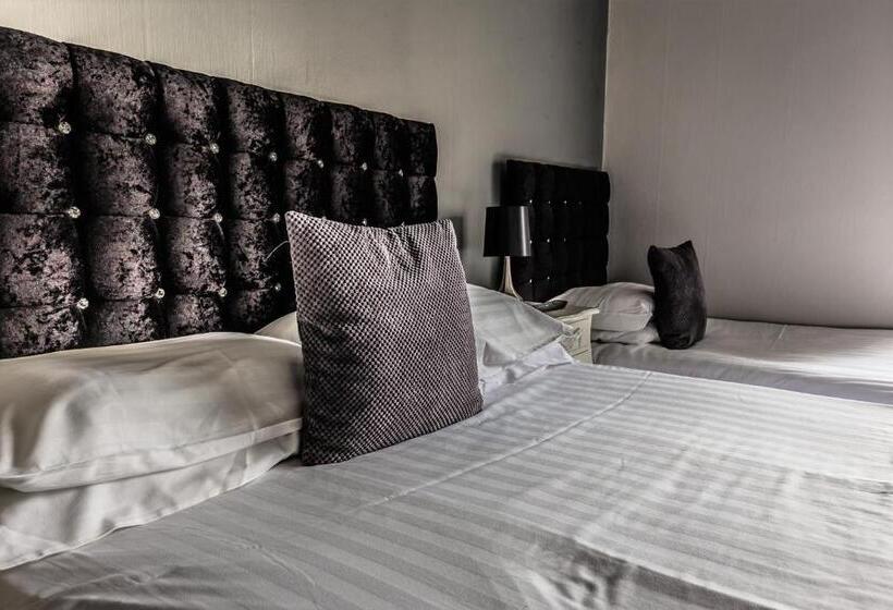 חדר סטנדרט לשלושה, Innit Bliss