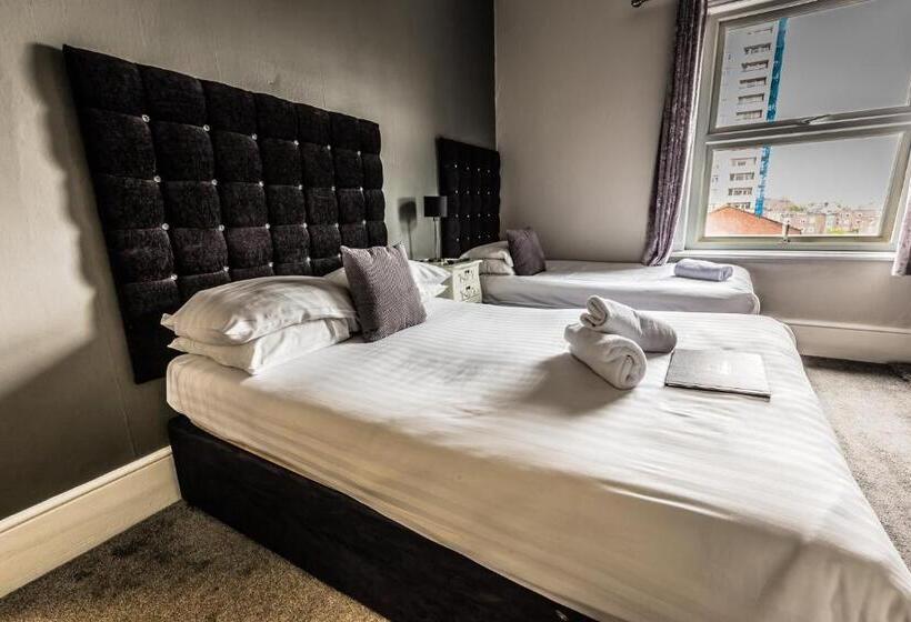 חדר סטנדרט לשלושה, Innit Bliss