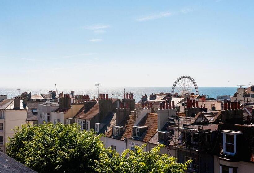 חדר סטנדרטי לארבעה עם חדר אמבטיה משותף, Innit Bliss