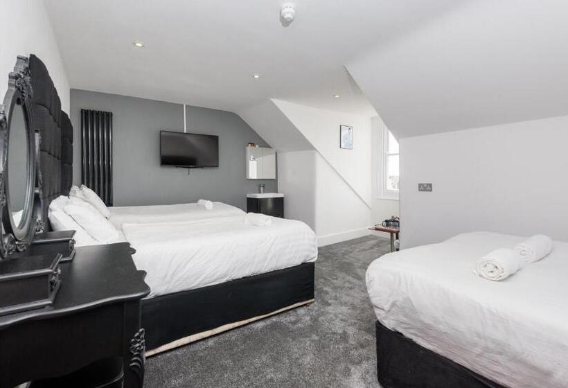 חדר סטנדרטי לארבעה עם חדר אמבטיה משותף, Innit Bliss