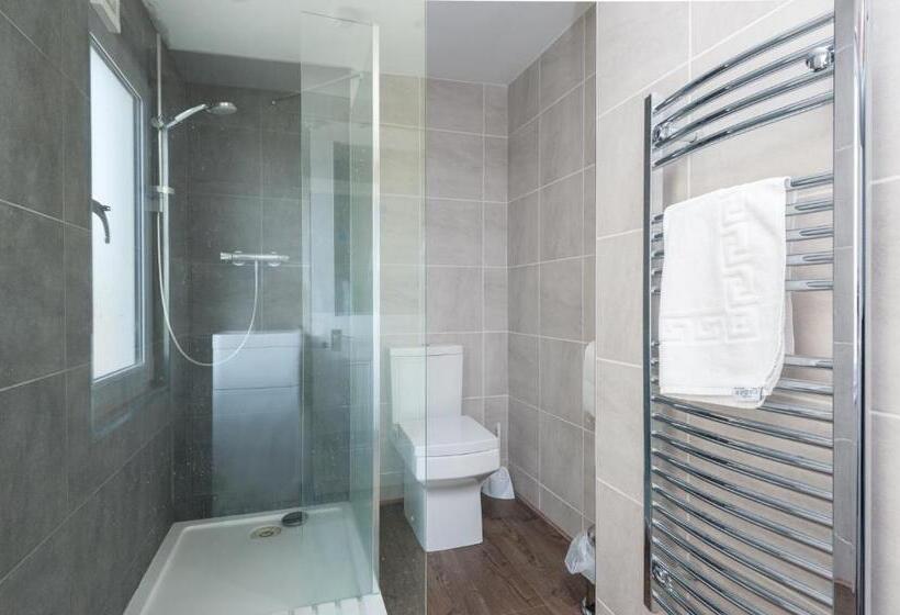 חדר סטנדרטי לארבעה עם חדר אמבטיה משותף, Innit Bliss