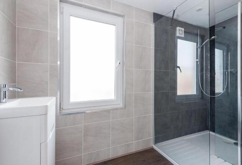 חדר סטנדרטי לארבעה עם חדר אמבטיה משותף, Innit Bliss