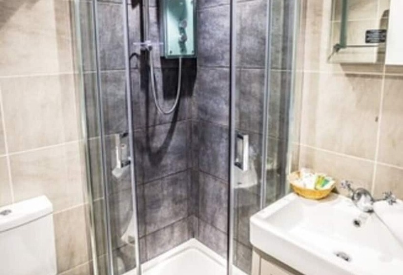 חדר סטנדרט לשלושה, Innit Bliss