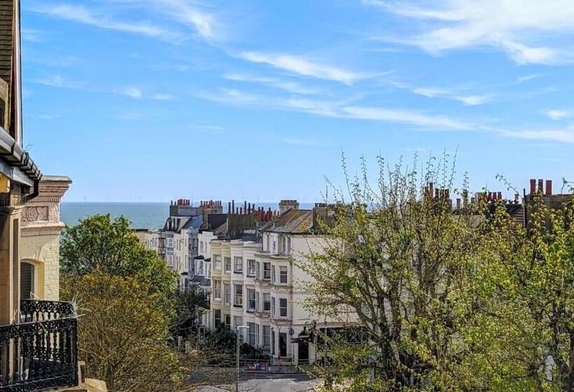 חדר סטנדרט לשלושה, Innit Bliss