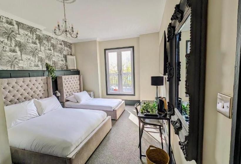 חדר סטנדרט לשלושה, Innit Bliss