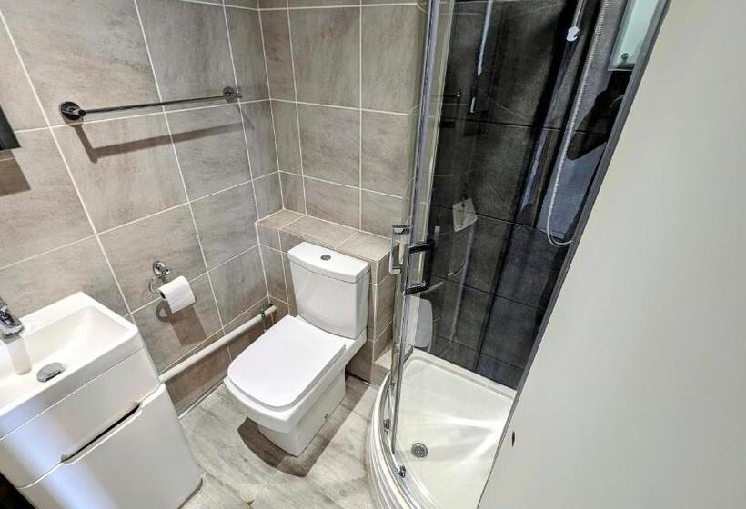 חדר סטנדרט לשלושה, Innit Bliss