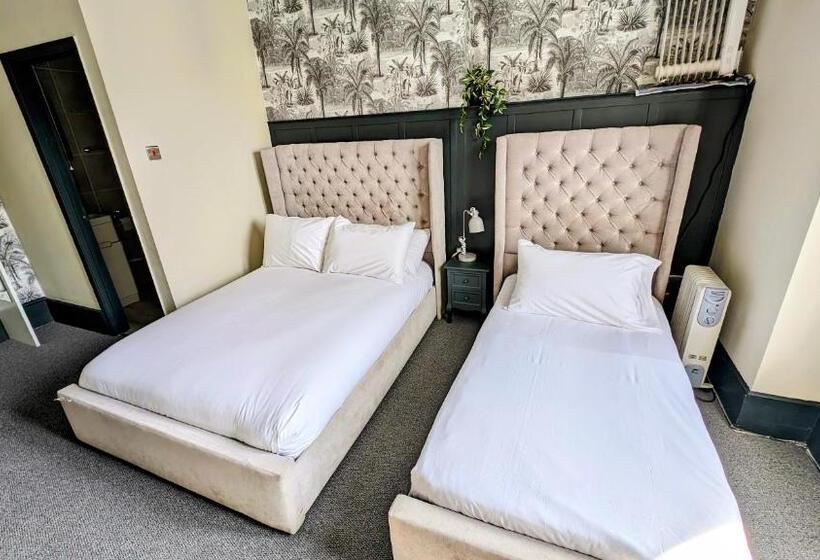 חדר סטנדרט לשלושה, Innit Bliss