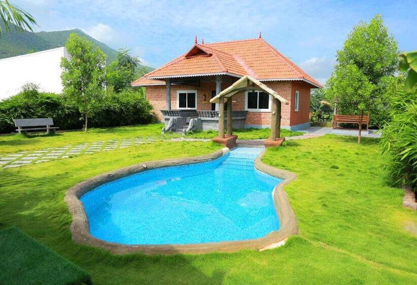 Номер Стандарт Вид на Бассейн, Selvamathi Farm Resorts