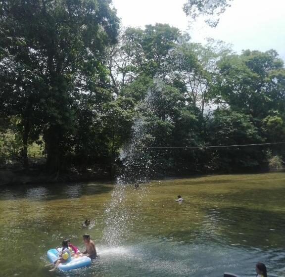 חדר משפחתי, Hostal La Macarena