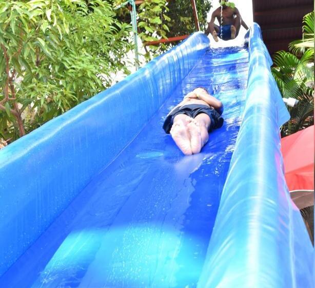 חדר משפחתי, Hostal La Macarena