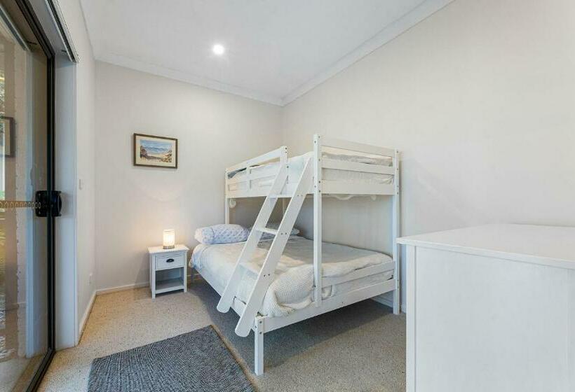 דירת חדר בקומת קרקע, Wave Haven