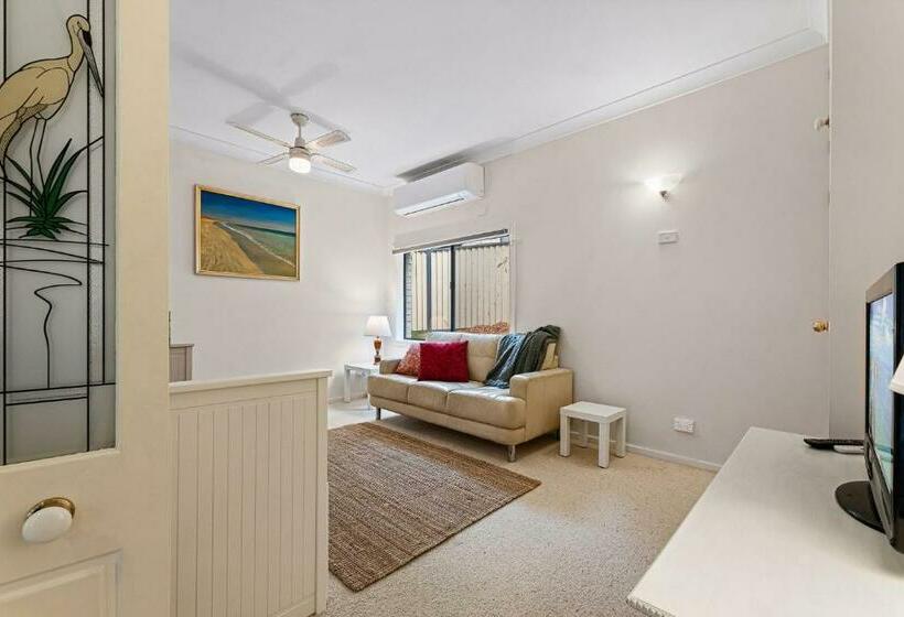 דירת חדר בקומת קרקע, Wave Haven