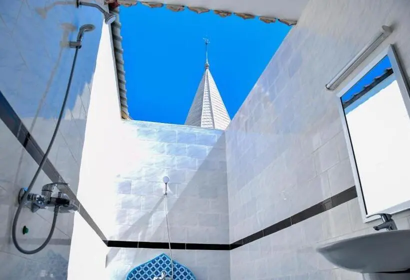 اتاق لوکس, Minara Miwili Forodhani Park