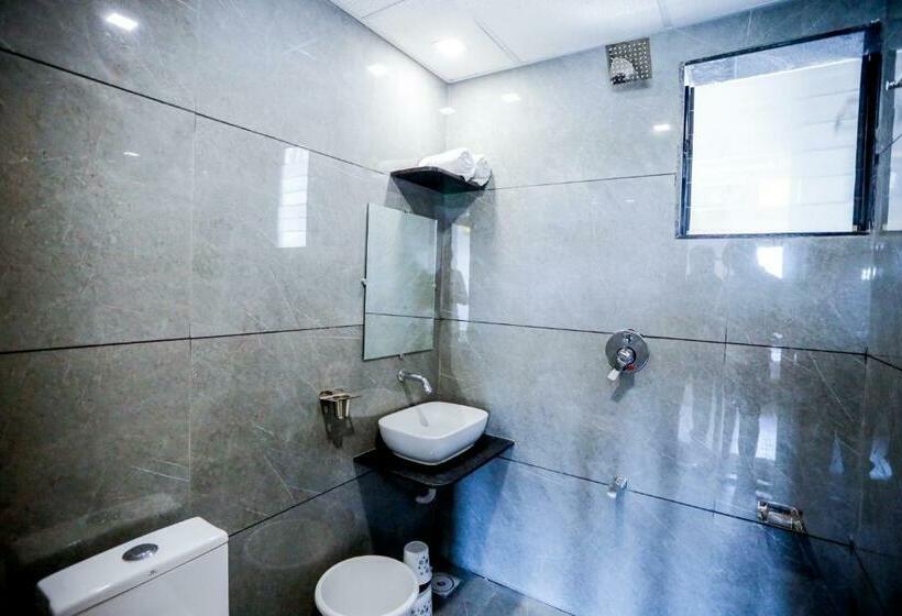 חדר סטנדרט, Om