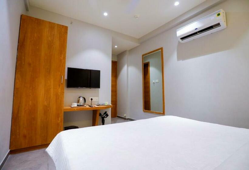 חדר סטנדרט, Om