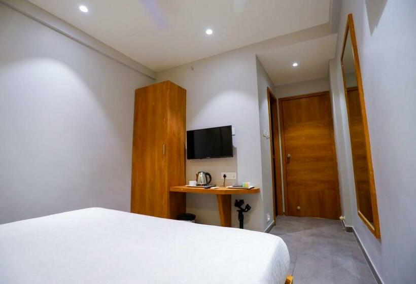 חדר סטנדרט, Om